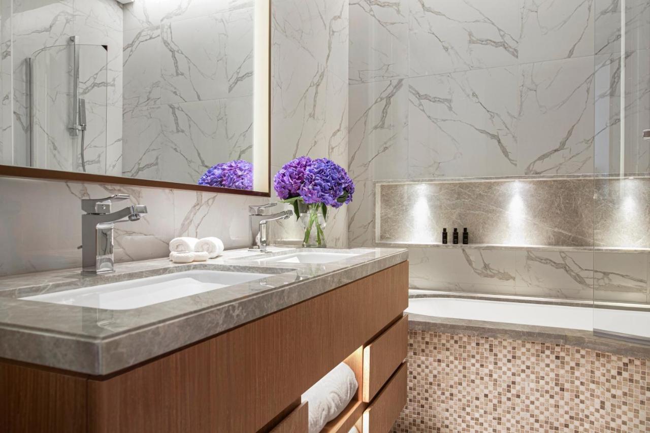 Al Jaddaf Rotana Suite Hotel Dubai Esterno foto Bathroom