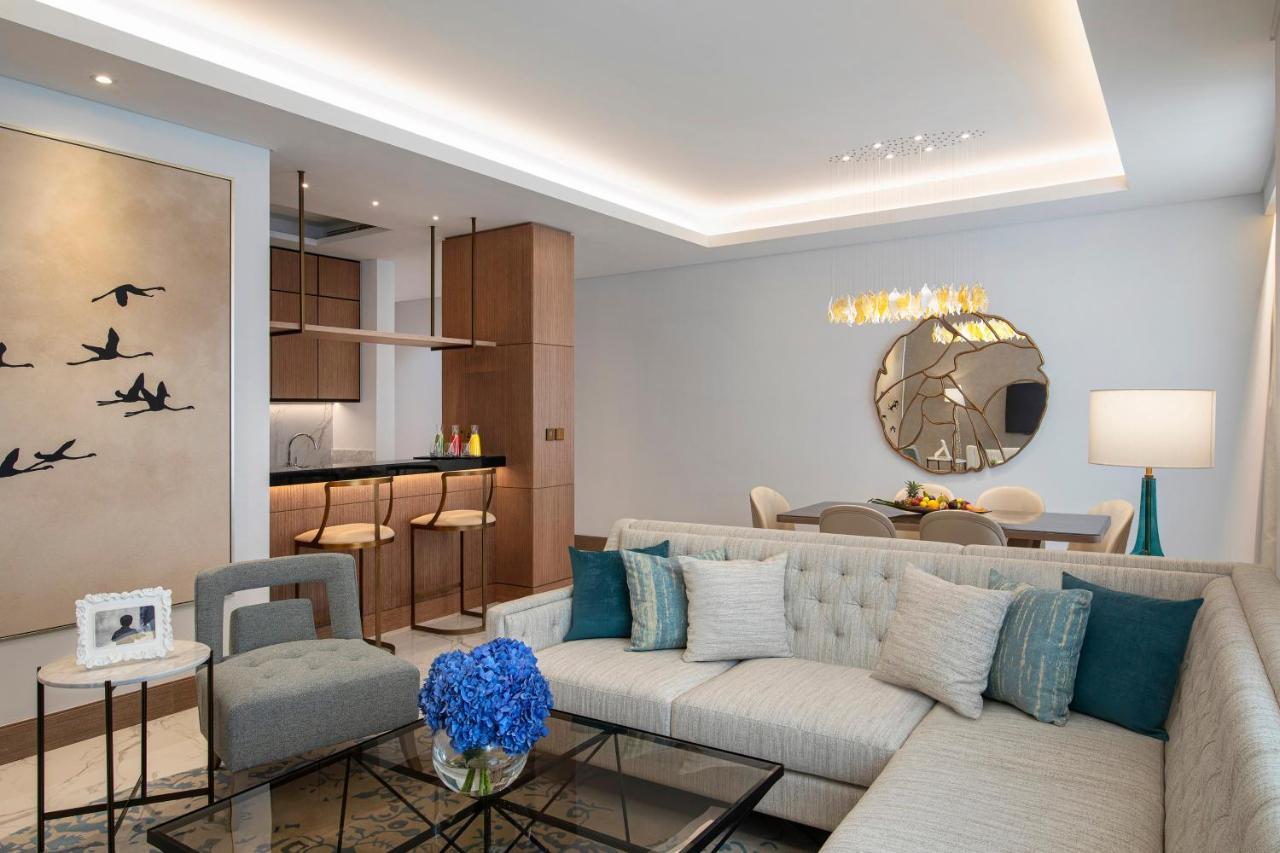 Al Jaddaf Rotana Suite Hotel Dubai Esterno foto A living room at the Ritz-Carlton, DIFC