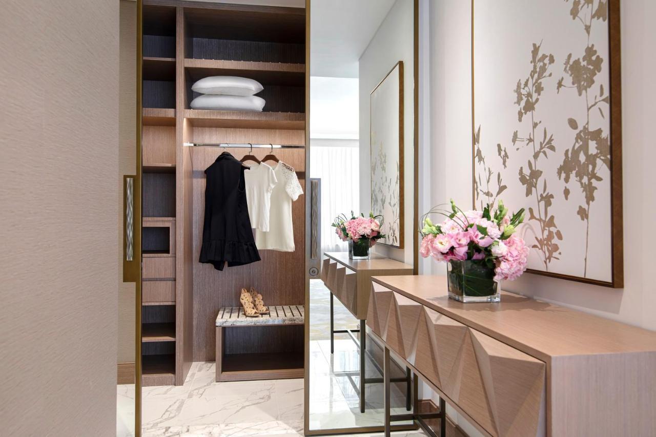 Al Jaddaf Rotana Suite Hotel Dubai Esterno foto A walk-in closet
