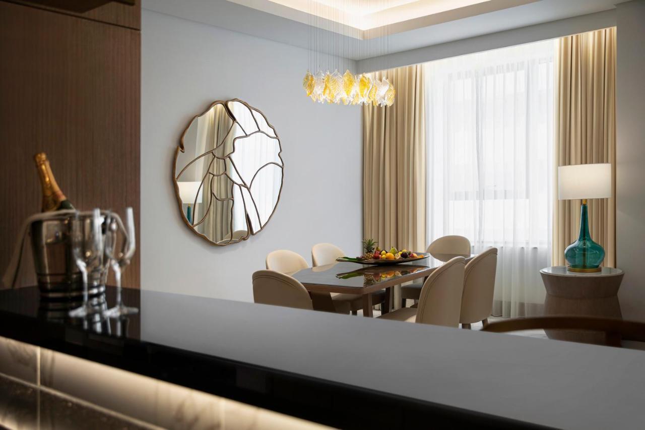 Al Jaddaf Rotana Suite Hotel Dubai Esterno foto A mirror in a dining room