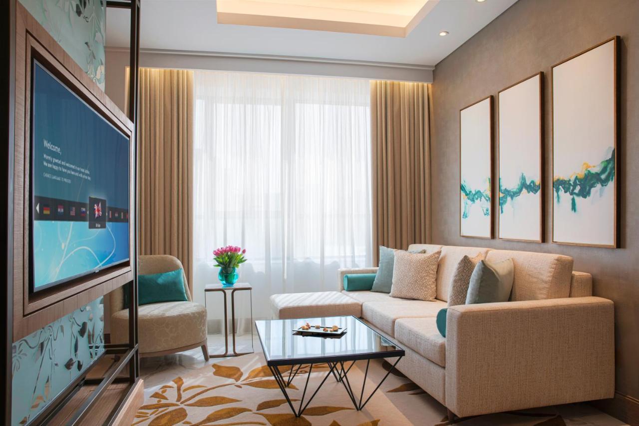Al Jaddaf Rotana Suite Hotel Dubai Esterno foto A living room at the hotel