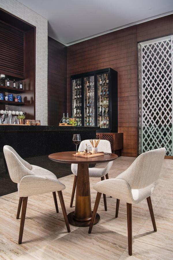 Al Jaddaf Rotana Suite Hotel Dubai Esterno foto Wine bar