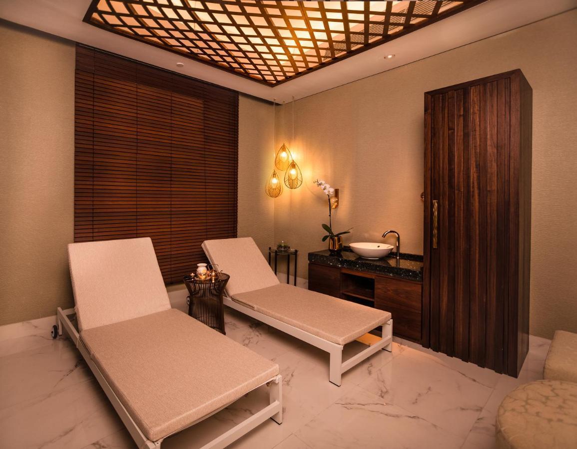 Al Jaddaf Rotana Suite Hotel Dubai Esterno foto A treatment room at the spa