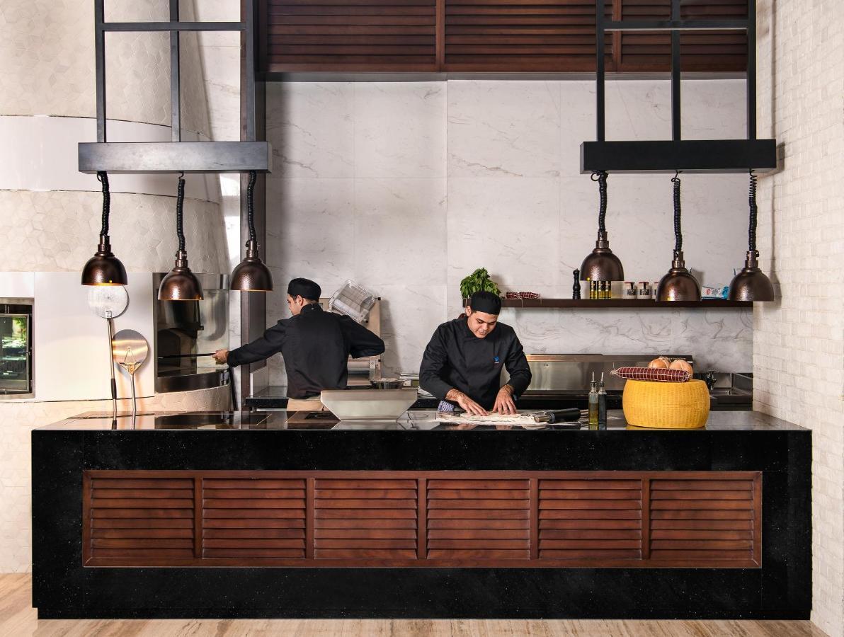 Al Jaddaf Rotana Suite Hotel Dubai Esterno foto The open kitchen at the restaurant