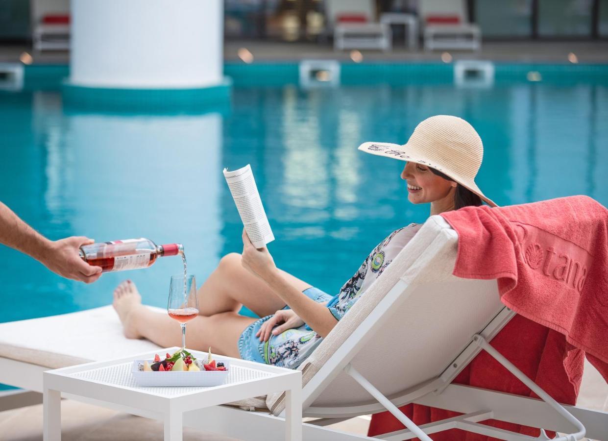 Al Jaddaf Rotana Suite Hotel Dubai Esterno foto A woman relaxing at a pool